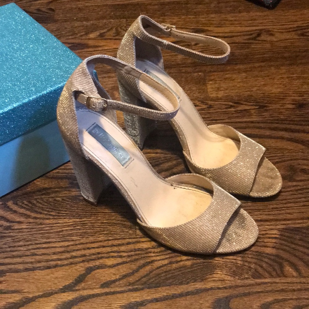 Blue by Betsy Johnson gold glitter 5” pumps
